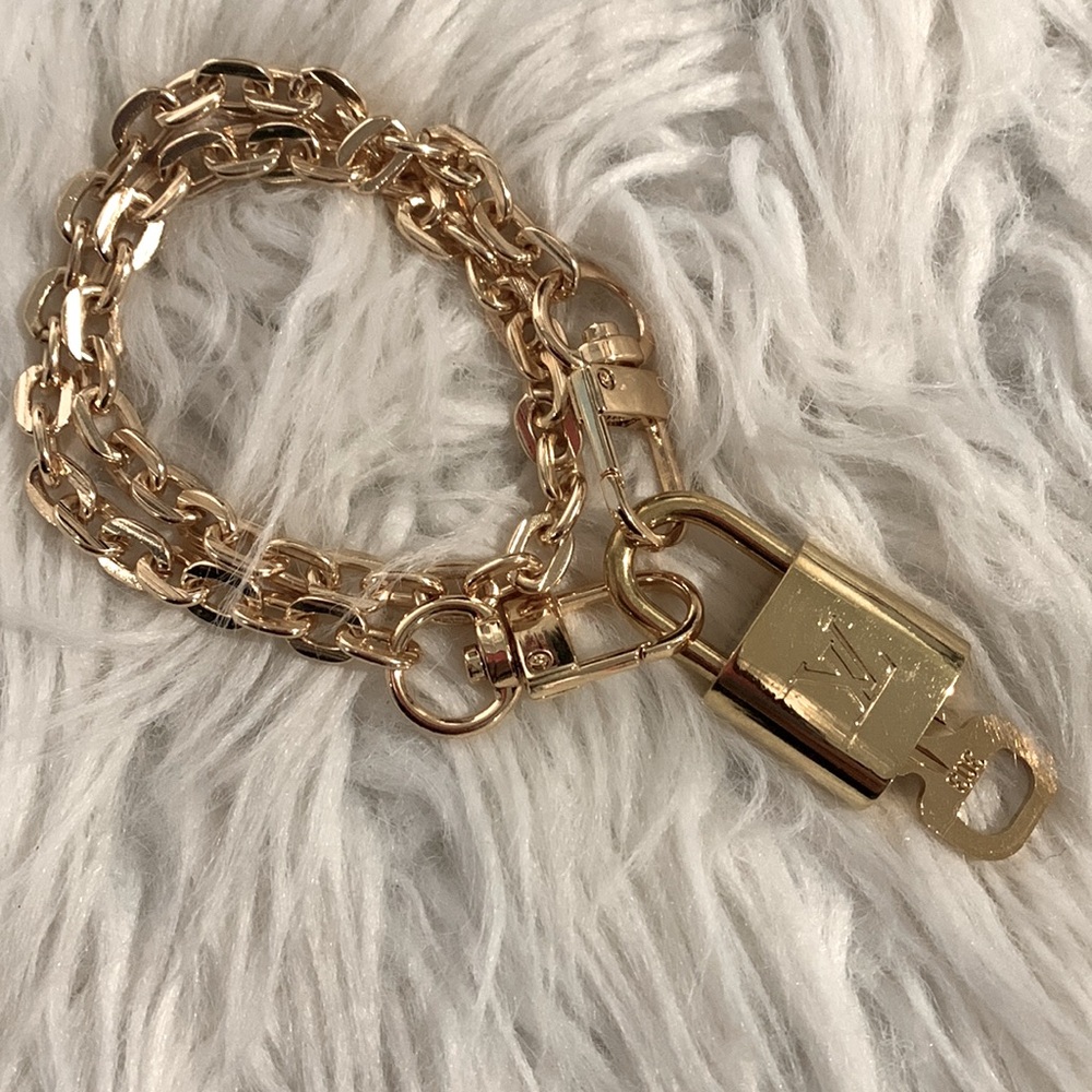 LOUIS Vuitton lock & key #303 comes with new unbranded chain unbranded pouch